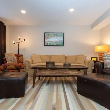 Updated & Comfy Bungalow With Parking Easy Access