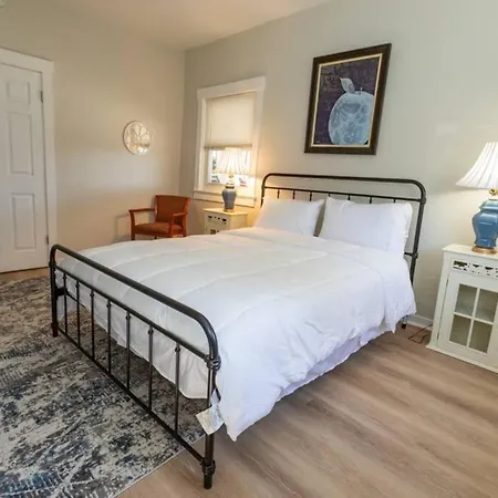 Updated & Comfy Bungalow With Parking Easy Access