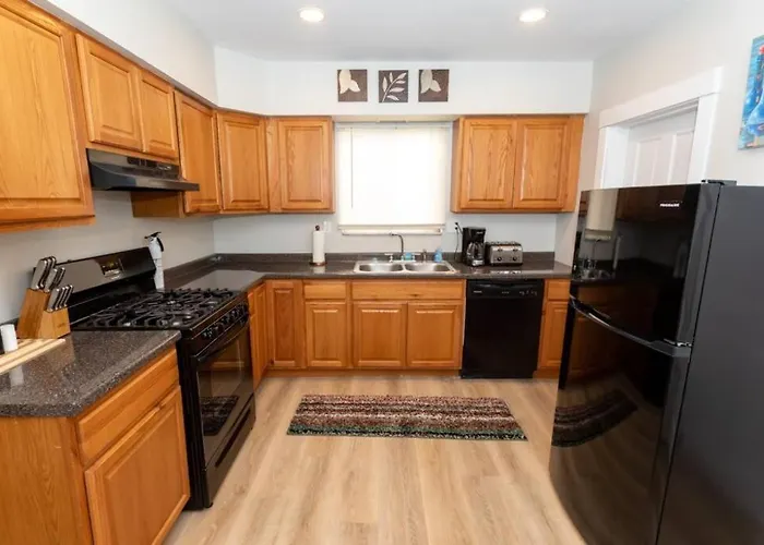 Updated & Comfy With Parking Easy Access Holiday home