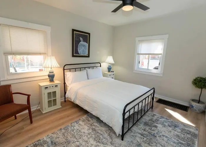 Holiday home Updated & Comfy With Parking Easy Access Pittsburgh