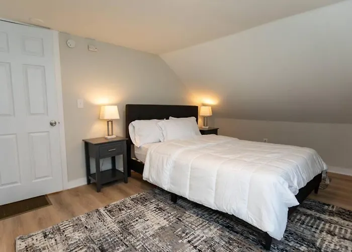 Updated & Comfy With Parking Easy Access Pittsburgh