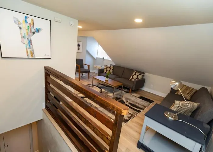 Updated & Comfy With Parking Easy Access Holiday home