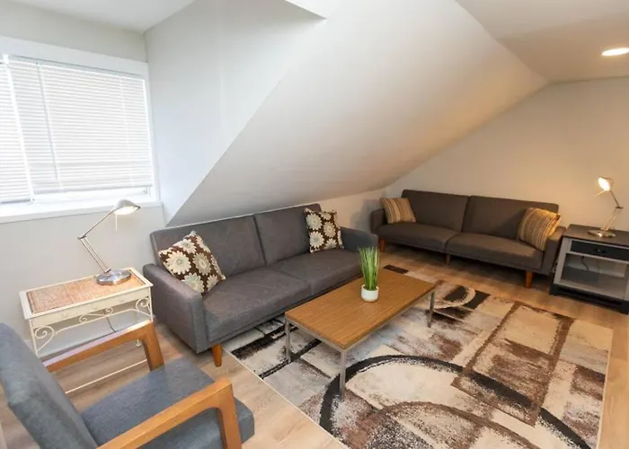 Updated & Comfy With Parking Easy Access Holiday home Pittsburgh