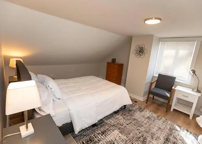 Holiday home Updated & Comfy With Parking Easy Access Pittsburgh