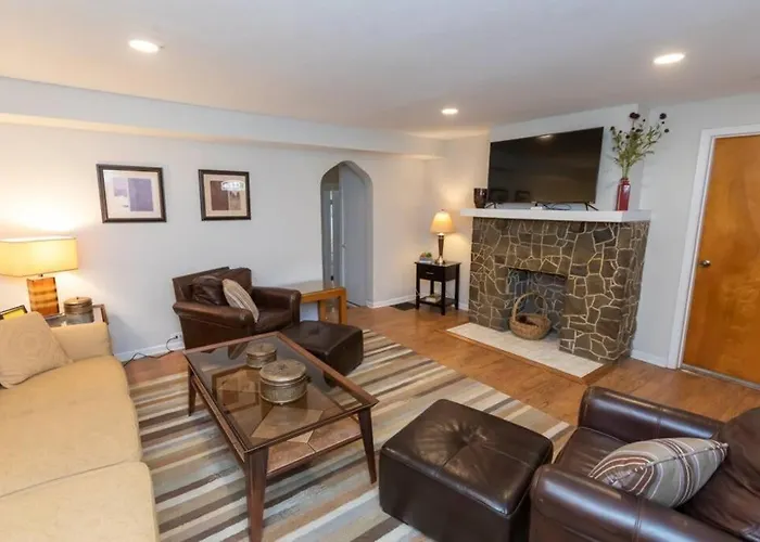 Updated & Comfy With Parking Easy Access *