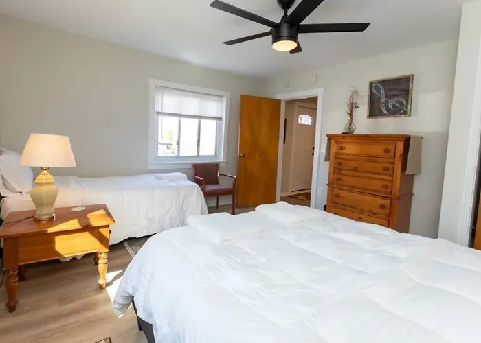 Holiday home Updated & Comfy With Parking Easy Access *