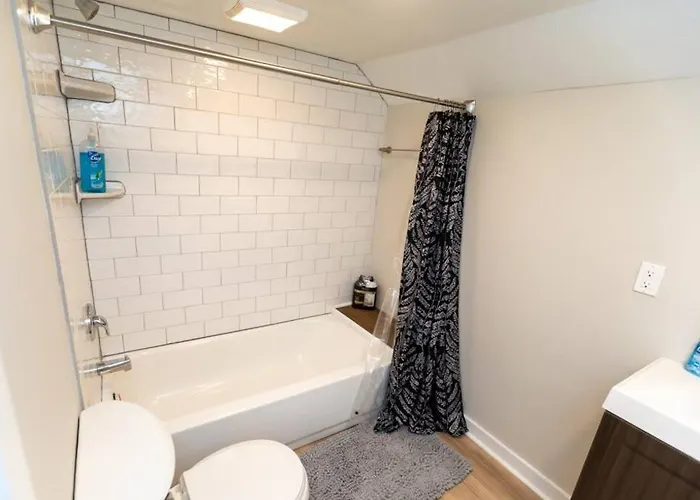 Updated & Comfy With Parking Easy Access *