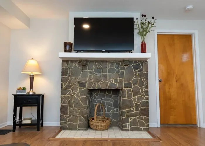 Updated & Comfy With Parking Easy Access *